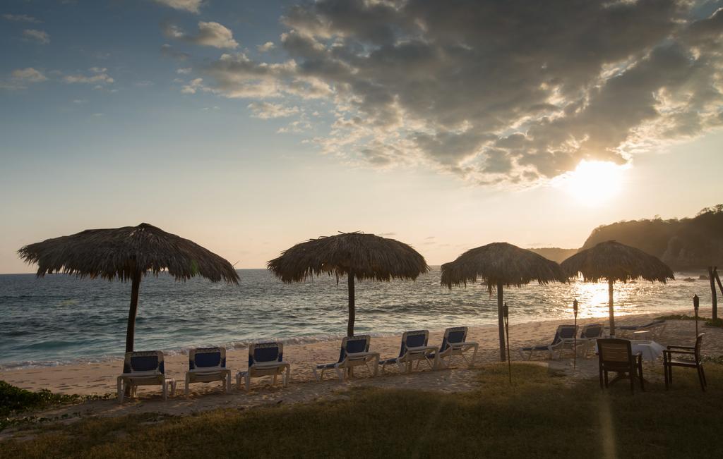 Manta Raya Hotel - Right On The Beach Cuatunalco Zewnętrze zdjęcie