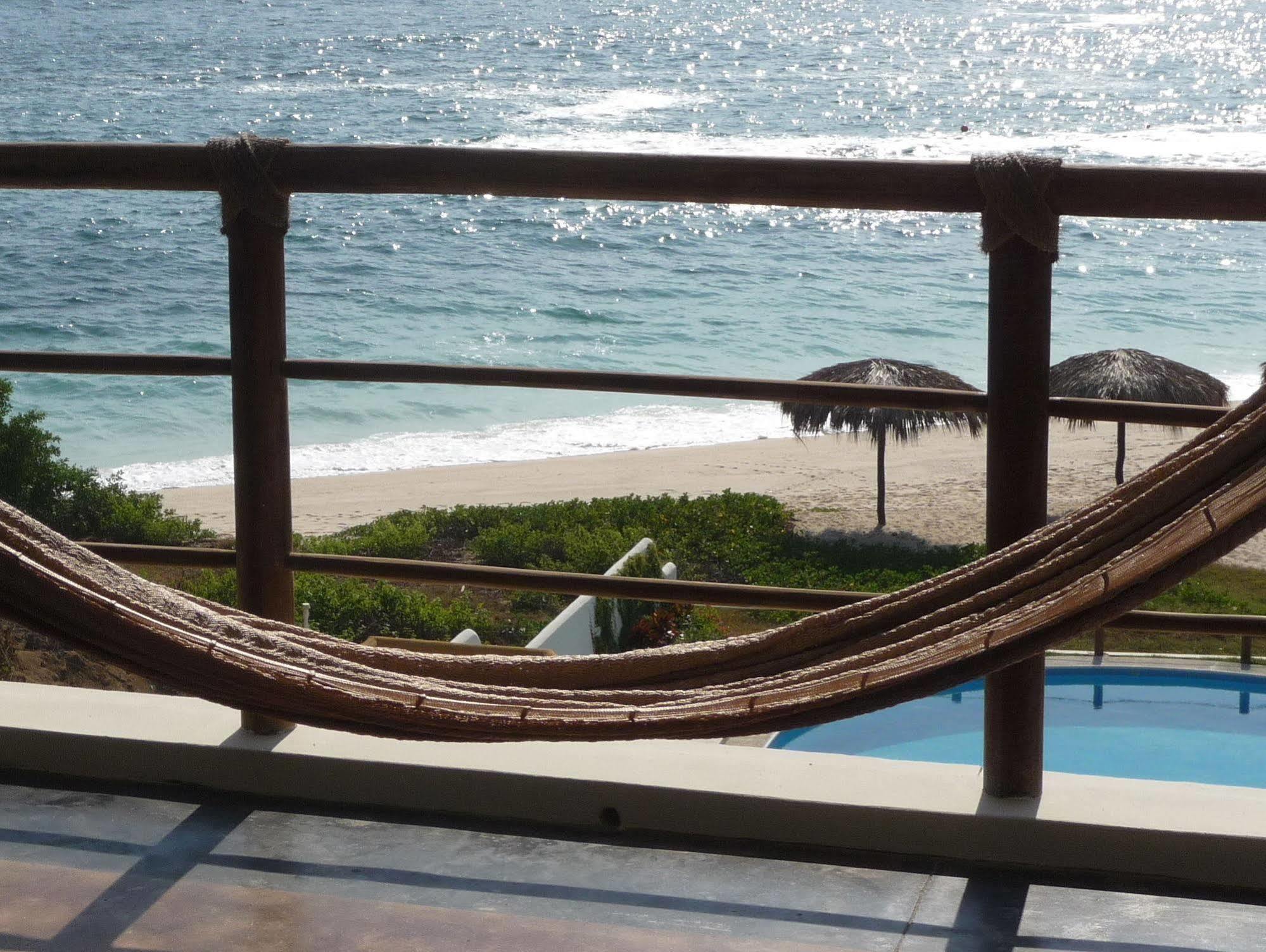 Manta Raya Hotel - Right On The Beach Cuatunalco Zewnętrze zdjęcie