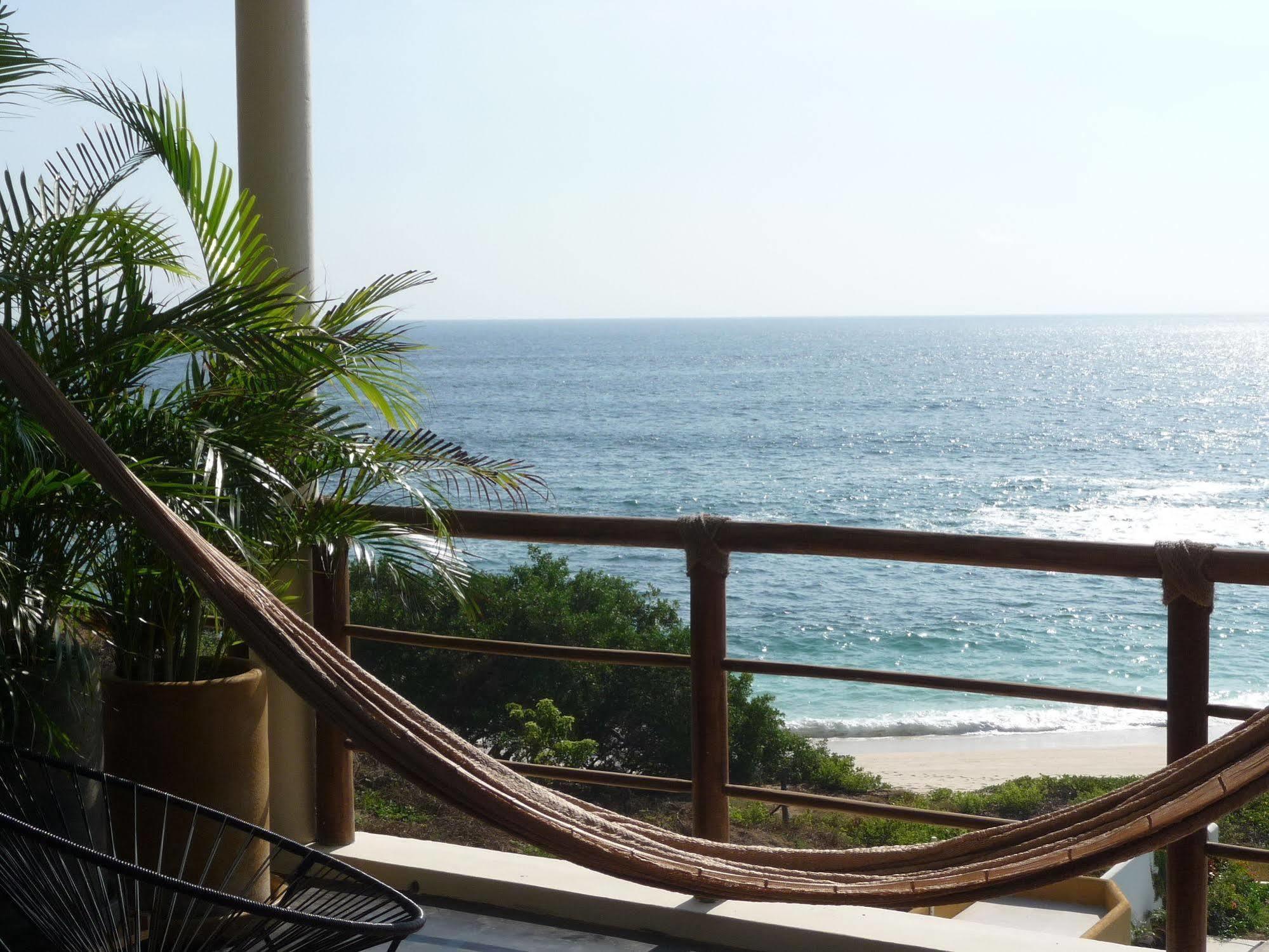 Manta Raya Hotel - Right On The Beach Cuatunalco Zewnętrze zdjęcie
